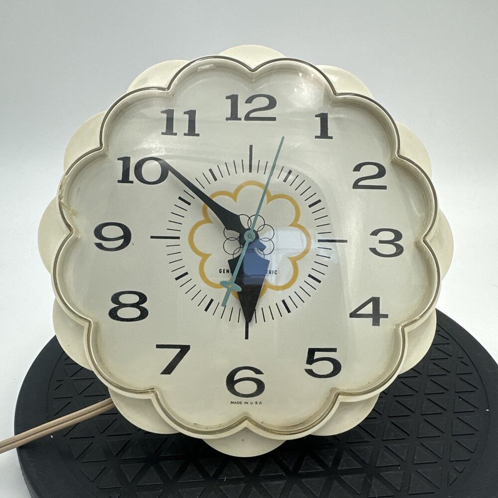 GE General Electric Clock Model 2150 White Daisy 1970's Vintage Electric